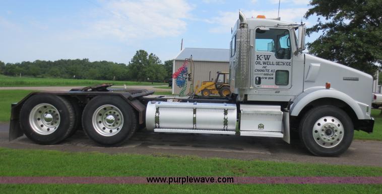 image for item F6645 2007 Kenworth T800 semi truck