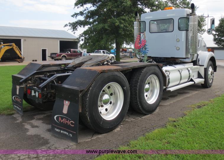 image for item F6645 2007 Kenworth T800 semi truck