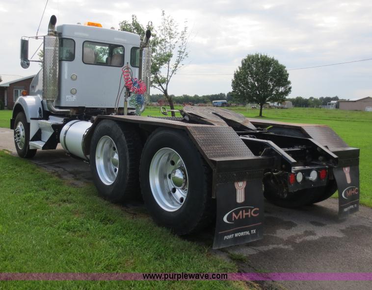 image for item F6645 2007 Kenworth T800 semi truck