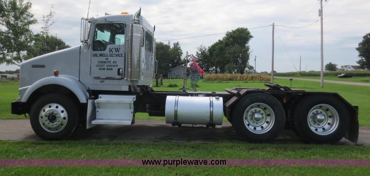 image for item F6645 2007 Kenworth T800 semi truck