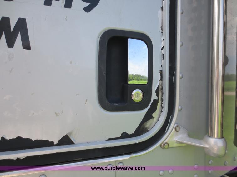 image for item F6645 2007 Kenworth T800 semi truck