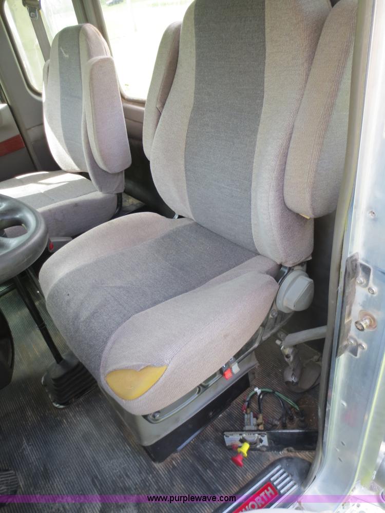 image for item F6645 2007 Kenworth T800 semi truck