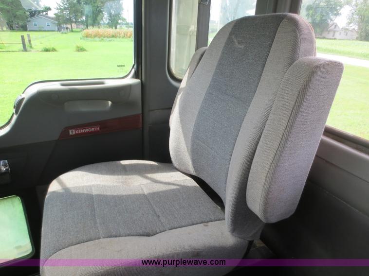 image for item F6645 2007 Kenworth T800 semi truck