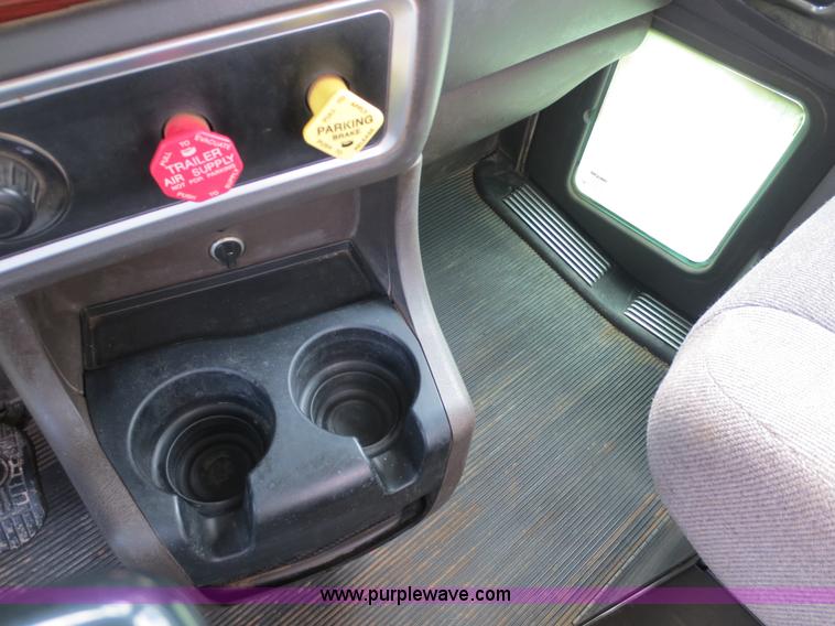 image for item F6645 2007 Kenworth T800 semi truck