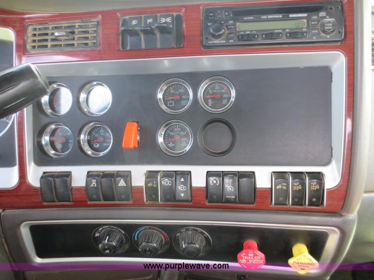 image for item F6645 2007 Kenworth T800 semi truck