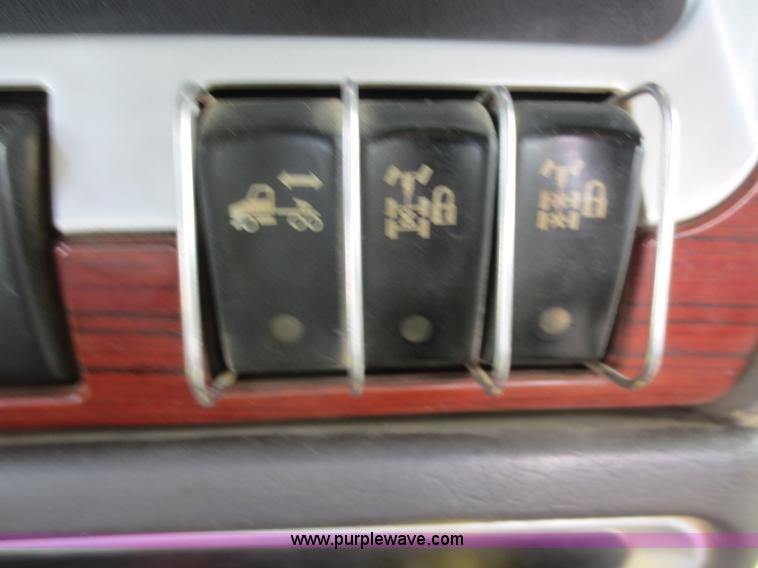 image for item F6645 2007 Kenworth T800 semi truck