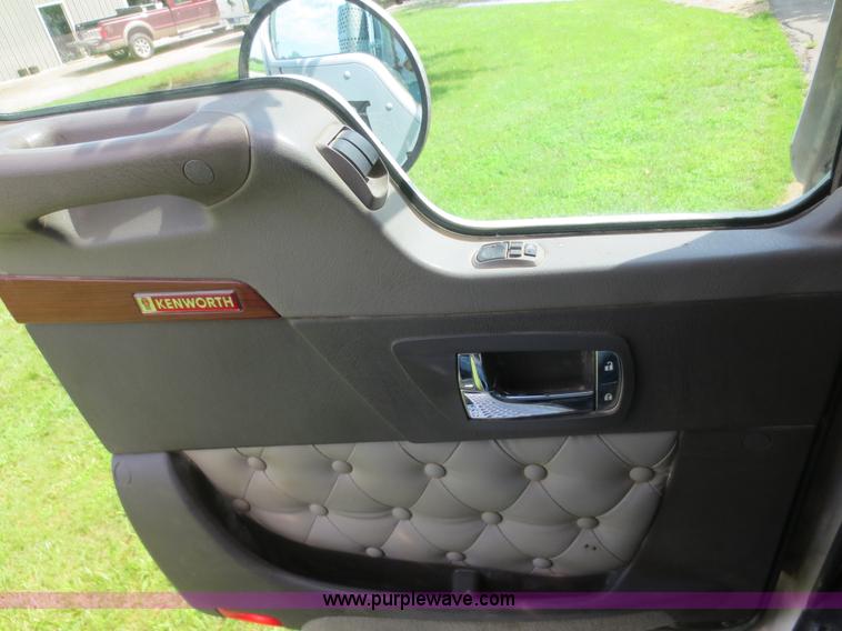 image for item F6645 2007 Kenworth T800 semi truck