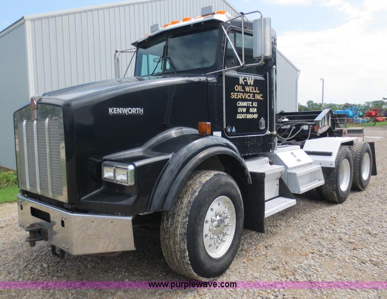 image for item F6646 2000 Kenworth T800 semi truck