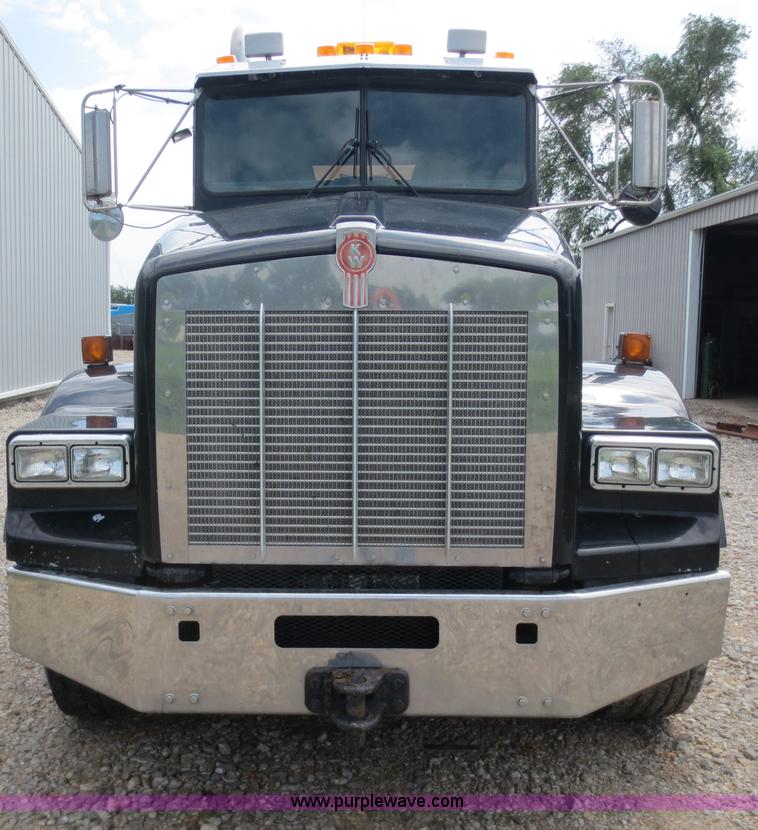 image for item F6646 2000 Kenworth T800 semi truck