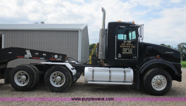 image for item F6646 2000 Kenworth T800 semi truck