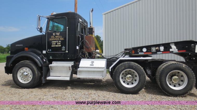 image for item F6646 2000 Kenworth T800 semi truck