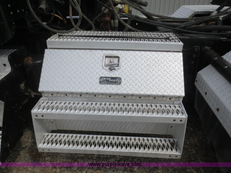 image for item F6646 2000 Kenworth T800 semi truck