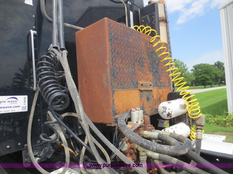 image for item F6646 2000 Kenworth T800 semi truck