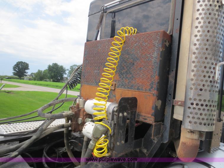 image for item F6646 2000 Kenworth T800 semi truck