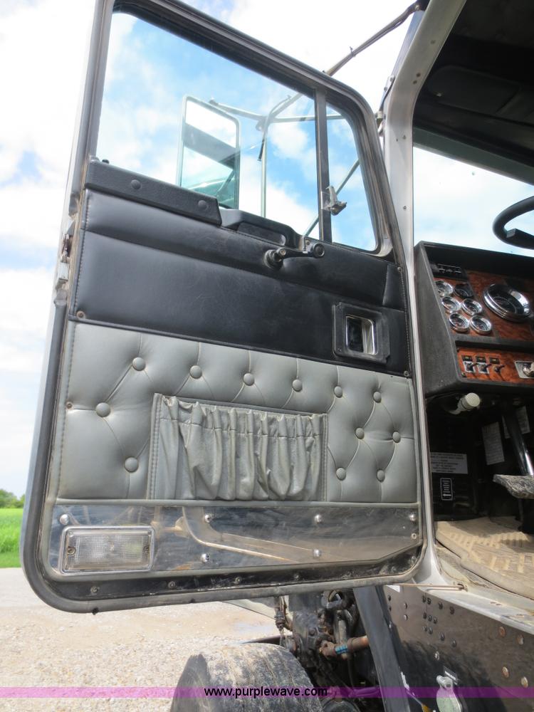 image for item F6646 2000 Kenworth T800 semi truck