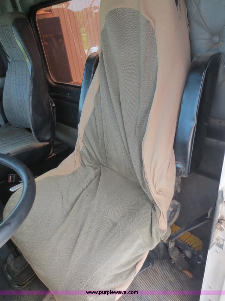 image for item F6646 2000 Kenworth T800 semi truck