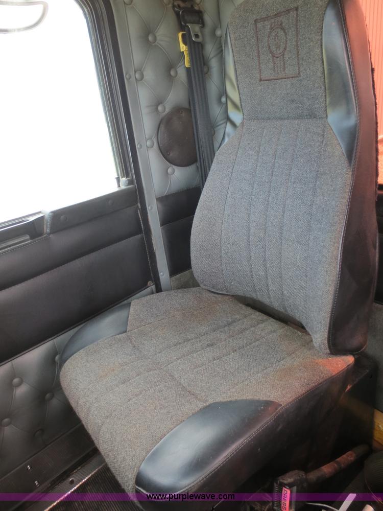 image for item F6646 2000 Kenworth T800 semi truck