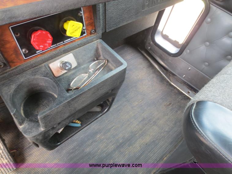 image for item F6646 2000 Kenworth T800 semi truck