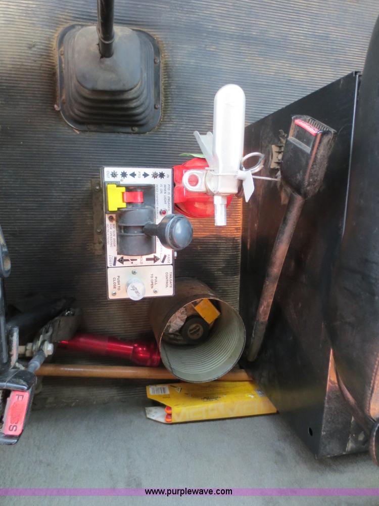 image for item F6646 2000 Kenworth T800 semi truck