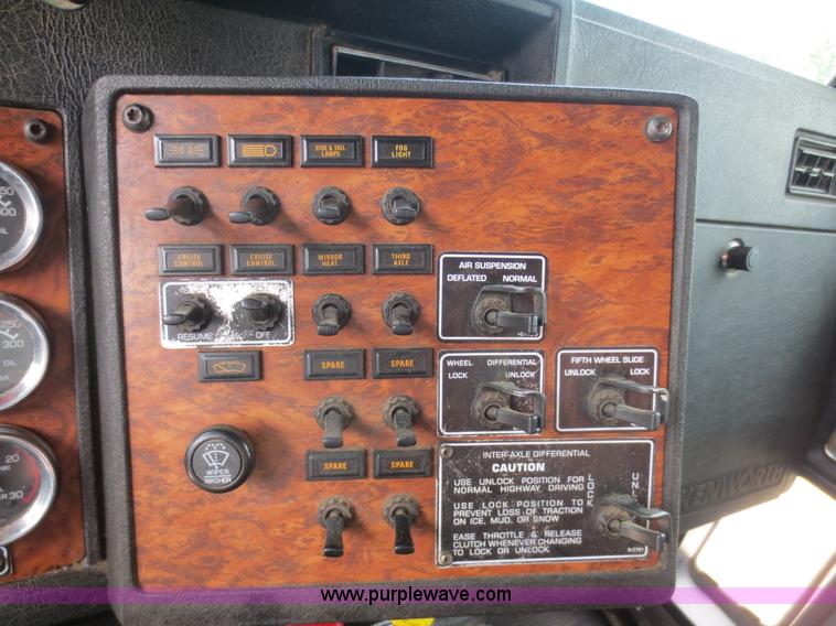 image for item F6646 2000 Kenworth T800 semi truck