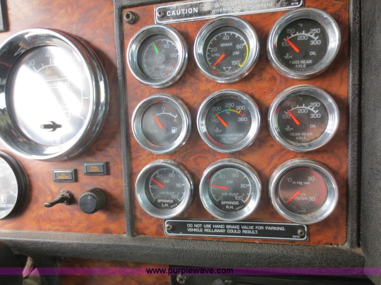 image for item F6646 2000 Kenworth T800 semi truck