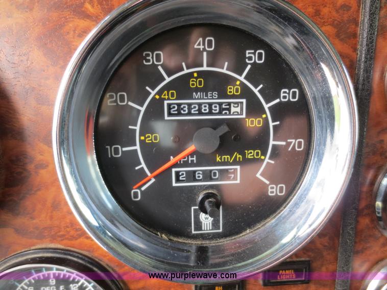 image for item F6646 2000 Kenworth T800 semi truck