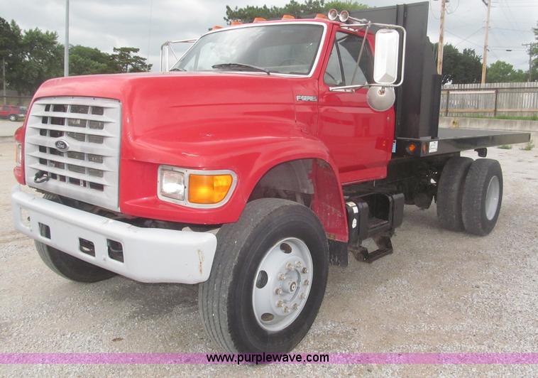 image for item F7066 1999 Ford F800 flatbed truck