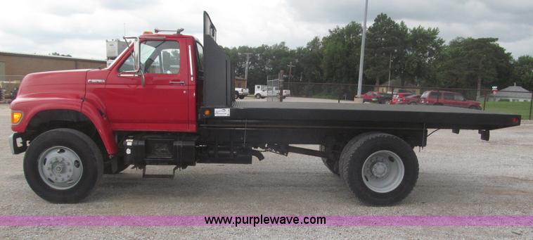 image for item F7066 1999 Ford F800 flatbed truck