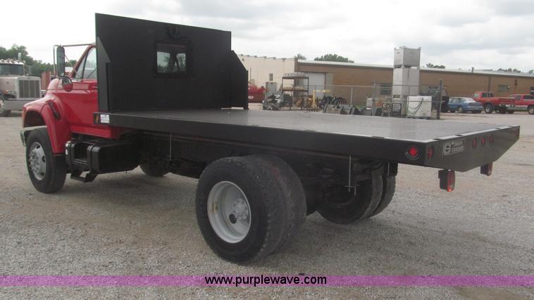 image for item F7066 1999 Ford F800 flatbed truck