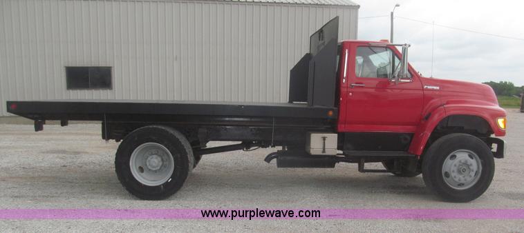 image for item F7066 1999 Ford F800 flatbed truck