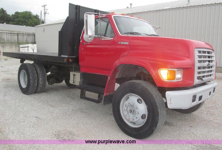 image for item F7066 1999 Ford F800 flatbed truck