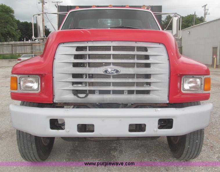 image for item F7066 1999 Ford F800 flatbed truck