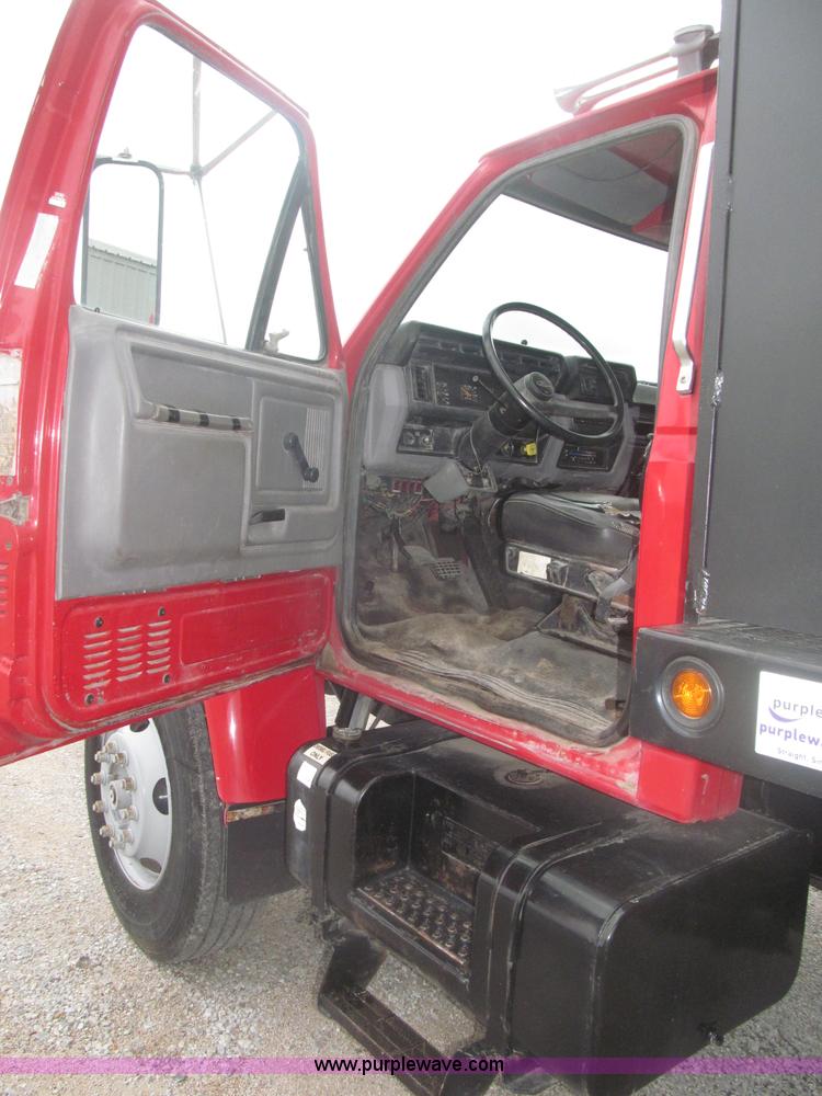 image for item F7066 1999 Ford F800 flatbed truck