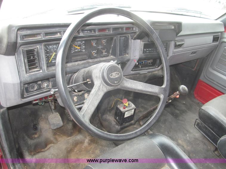 image for item F7066 1999 Ford F800 flatbed truck