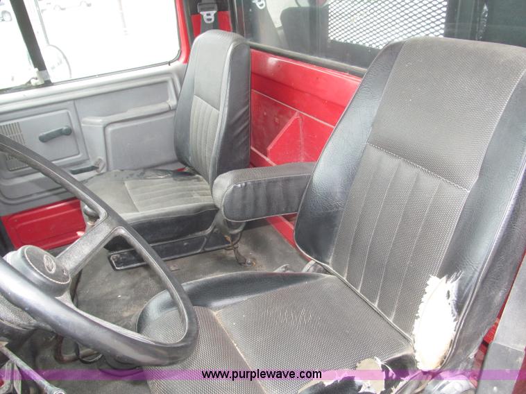 image for item F7066 1999 Ford F800 flatbed truck