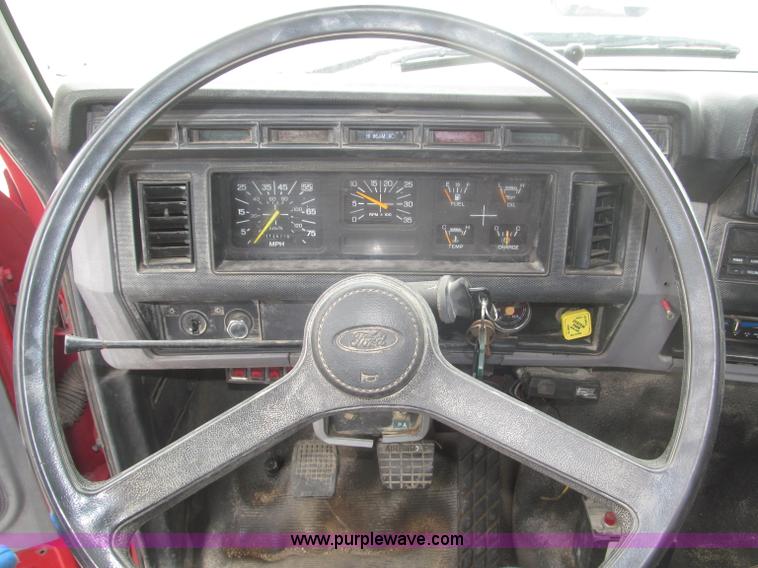 image for item F7066 1999 Ford F800 flatbed truck