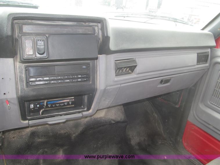 image for item F7066 1999 Ford F800 flatbed truck