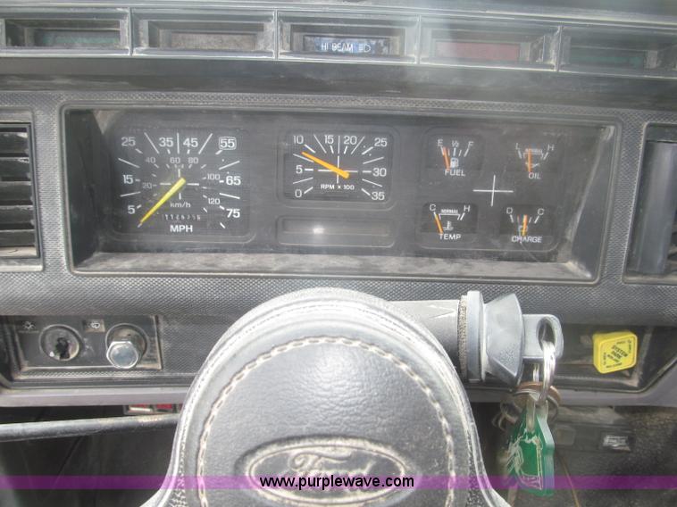 image for item F7066 1999 Ford F800 flatbed truck