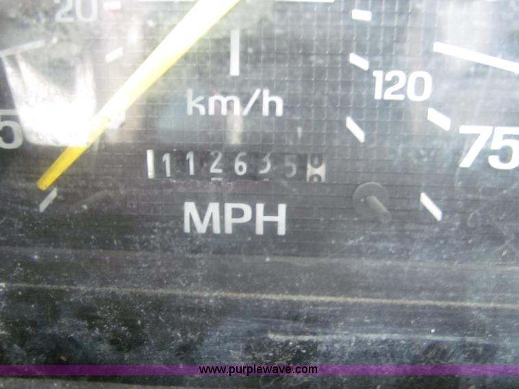 image for item F7066 1999 Ford F800 flatbed truck