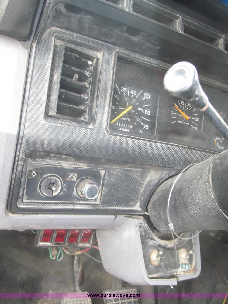 image for item F7066 1999 Ford F800 flatbed truck