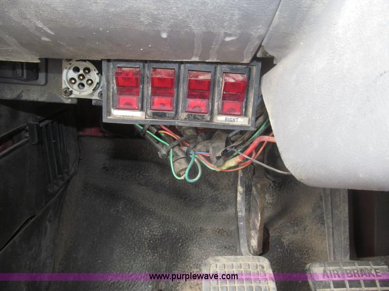 image for item F7066 1999 Ford F800 flatbed truck