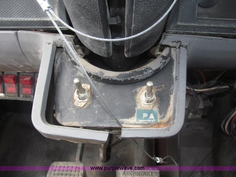 image for item F7066 1999 Ford F800 flatbed truck