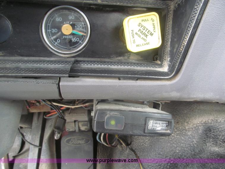 image for item F7066 1999 Ford F800 flatbed truck