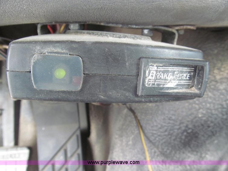 image for item F7066 1999 Ford F800 flatbed truck