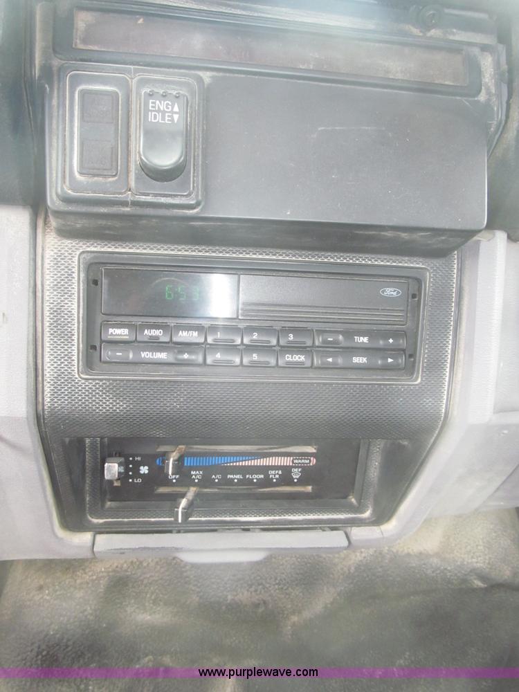 image for item F7066 1999 Ford F800 flatbed truck