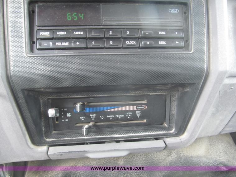 image for item F7066 1999 Ford F800 flatbed truck