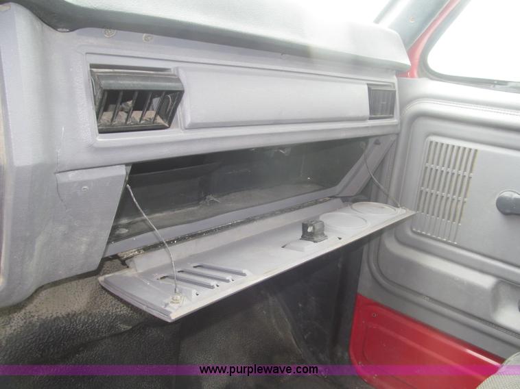 image for item F7066 1999 Ford F800 flatbed truck