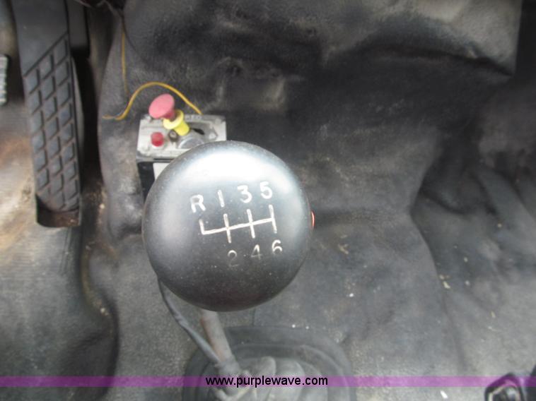 image for item F7066 1999 Ford F800 flatbed truck