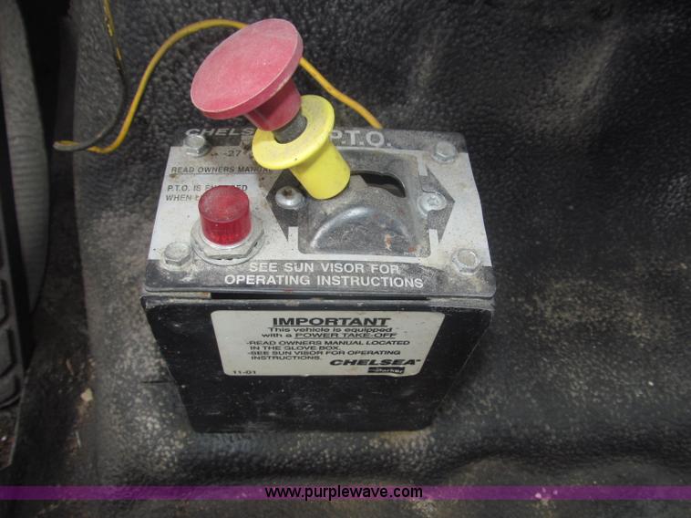 image for item F7066 1999 Ford F800 flatbed truck