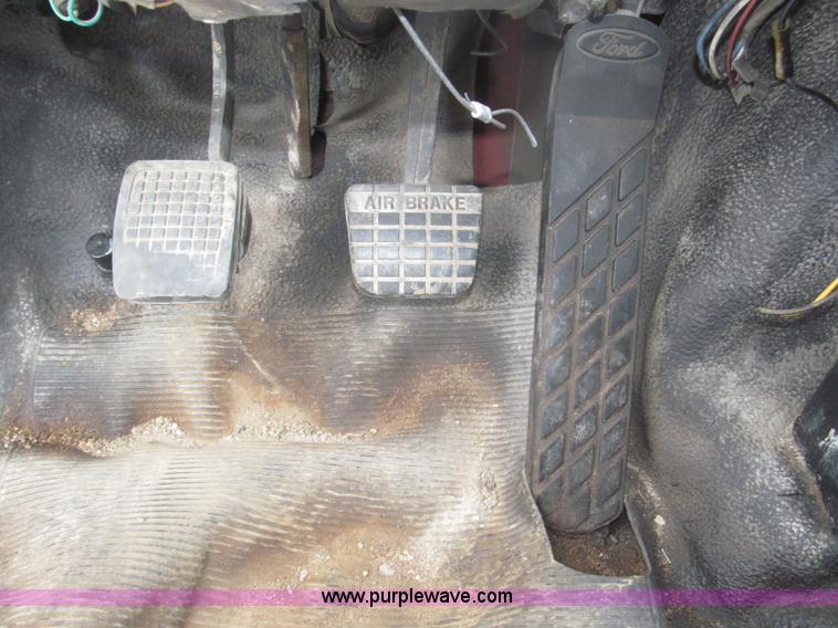 image for item F7066 1999 Ford F800 flatbed truck